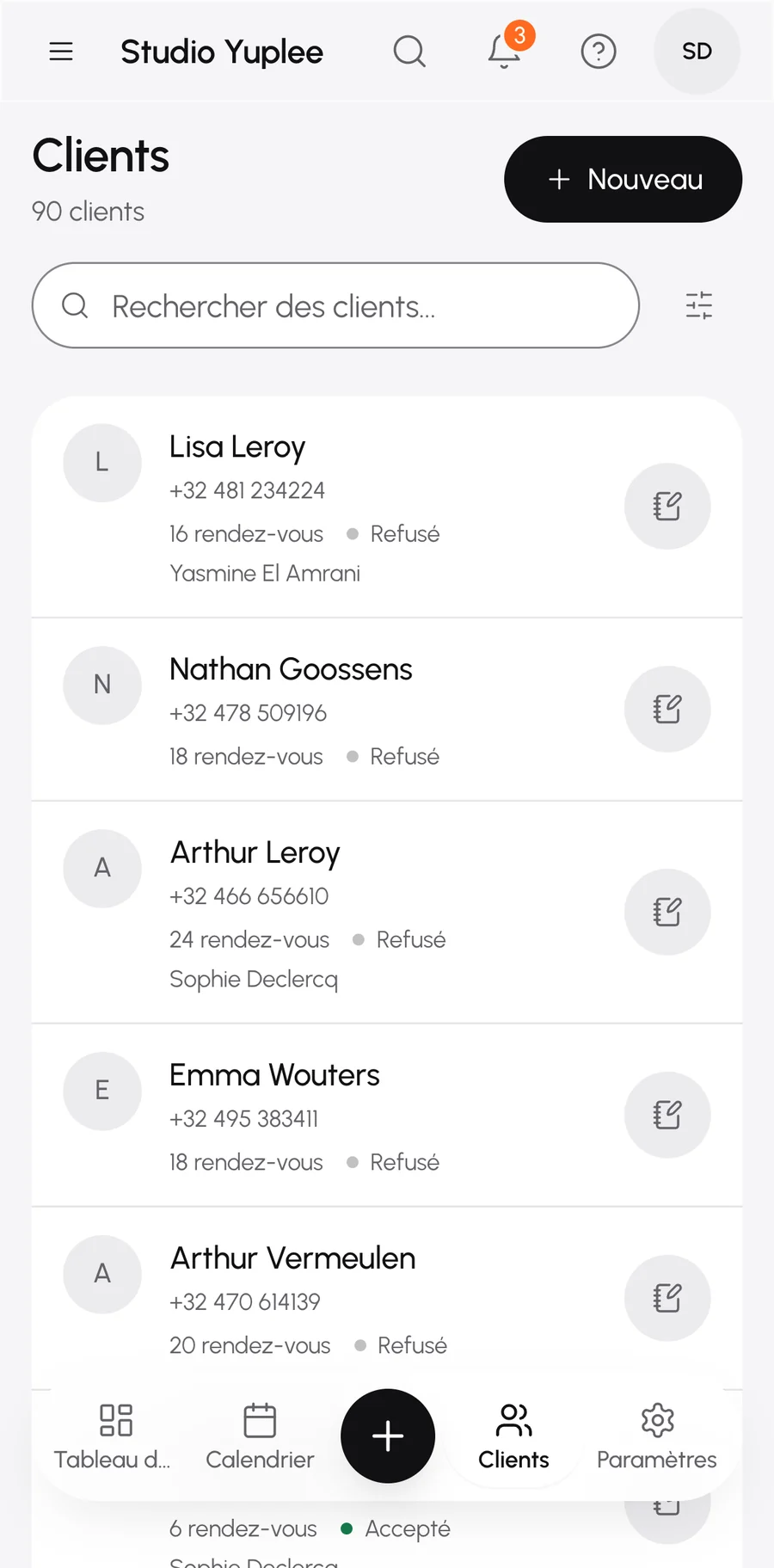 Clients sur un téléphone